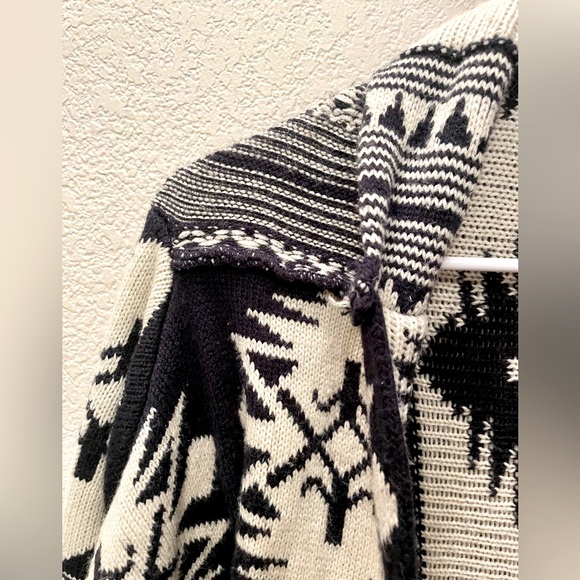 Navy and Cream Blanket Style Southwestern Print Cardigan with Waterfall Hem - Picture 2 of 5